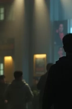 《第七次列车》竖版海报：清晨站台与即将进站的列车